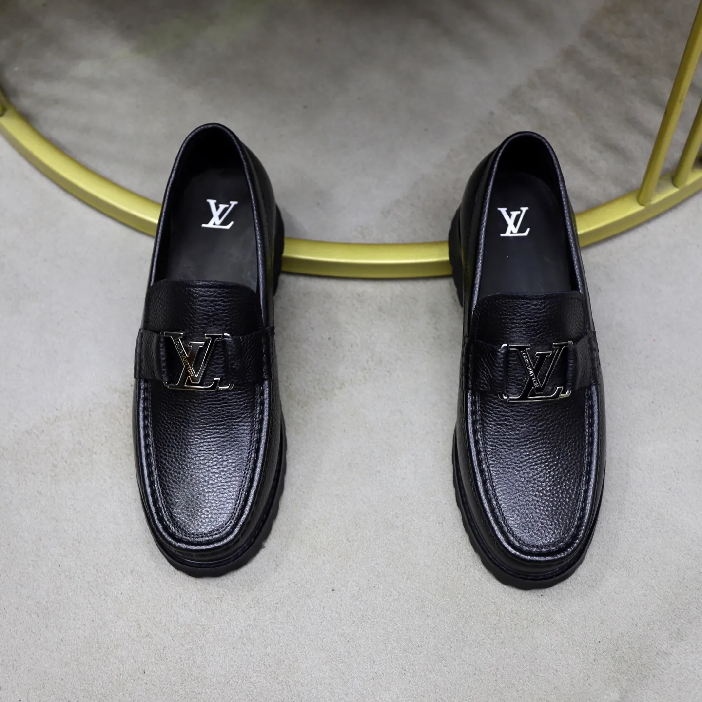 Ex-factory price: 600💰Louis Vuitton LV men's classic Oxford shoes, men's business formal boutique leather shoes, classic style, almond kernel exquisite toe, ultimate art, the whole shoe is made of imported cow leather (open edge beads), carefully selected, fine pores, excellent gloss, soft texture, strong toughness, durable and not easy to deform, apricot fetal cowhide leather lining, soft and comfortable, sweat-absorbent and breathable. Foam outsole, original box and dust bag packaging! Size: 38–44 (45/46 customized)